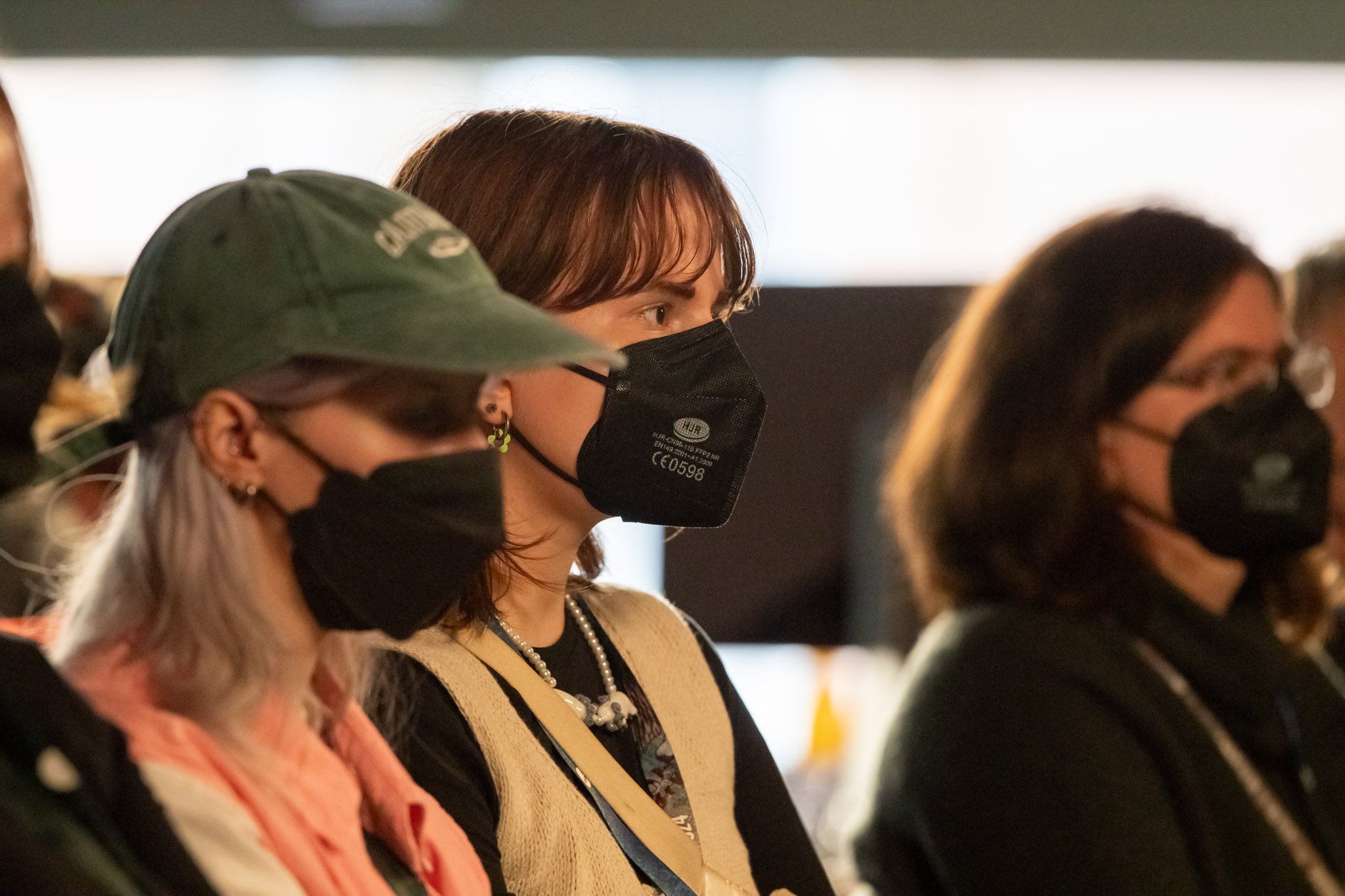 Příchozí byli požádáni, aby při debatě měli nasazené respirátory. Foto: Radek Lavička